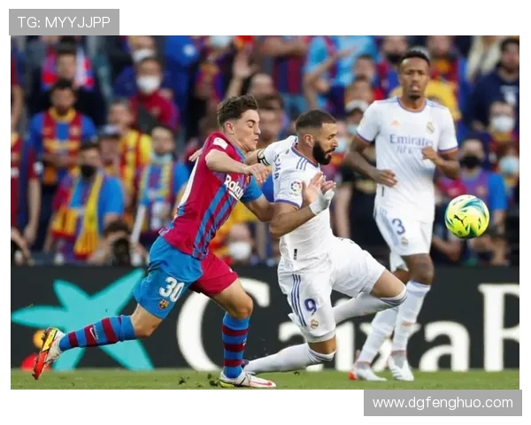 巴萨与巴黎激战正酣越位进球引发争议球迷热议裁判判罚合理性